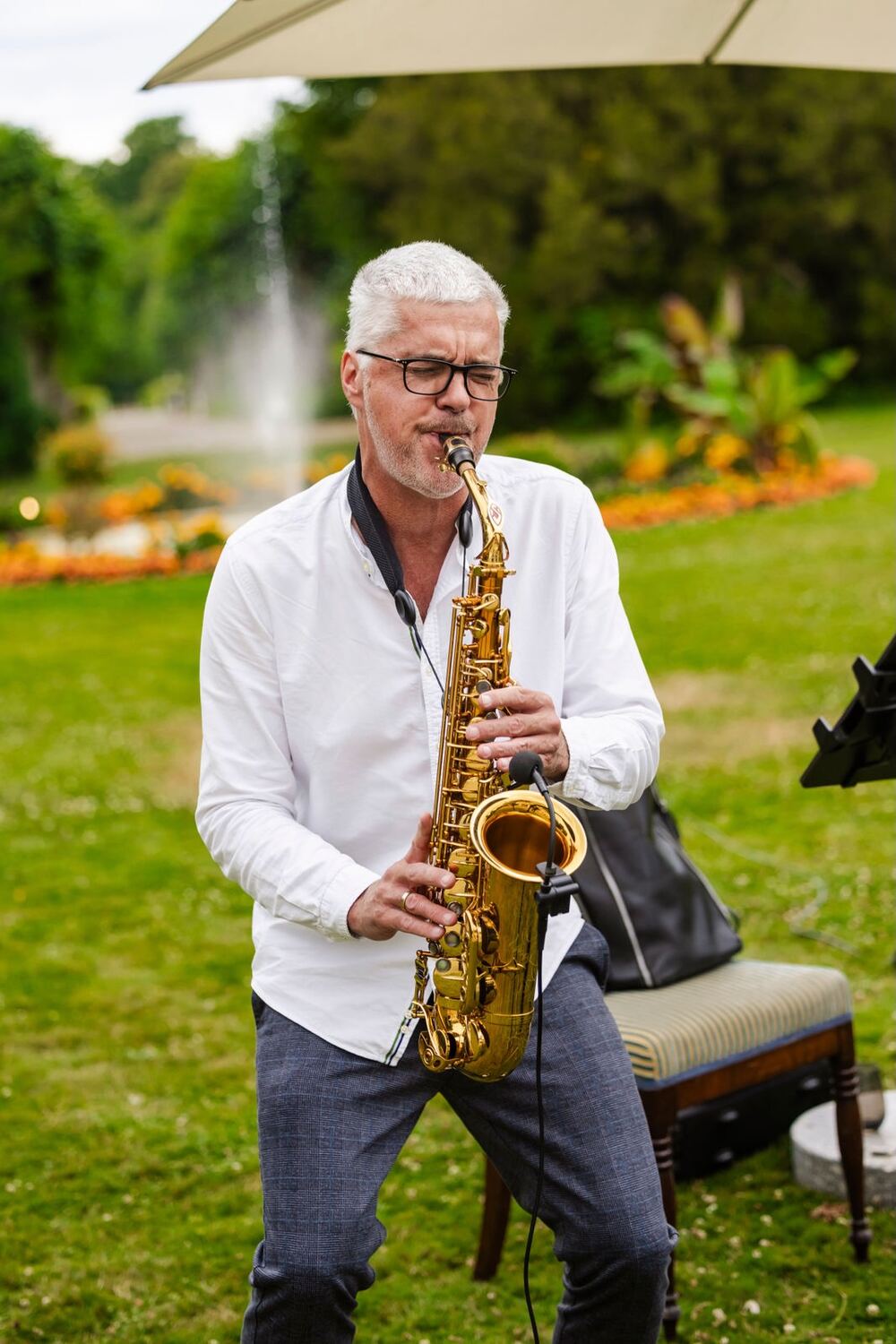 Bert Gerhardt spielt bei einer Hochzeit im Wald- und Schlosshotel Friedrichsruhe