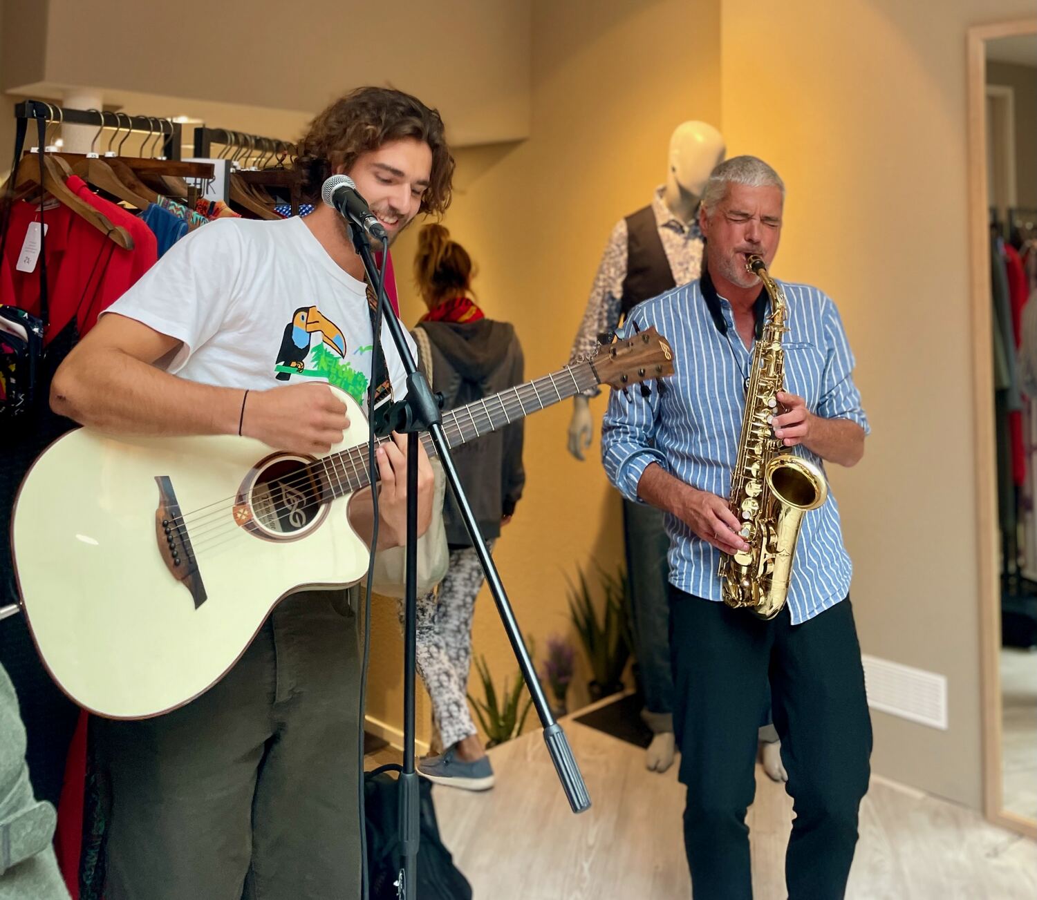 Im Duo mit Gitarre und Gesang